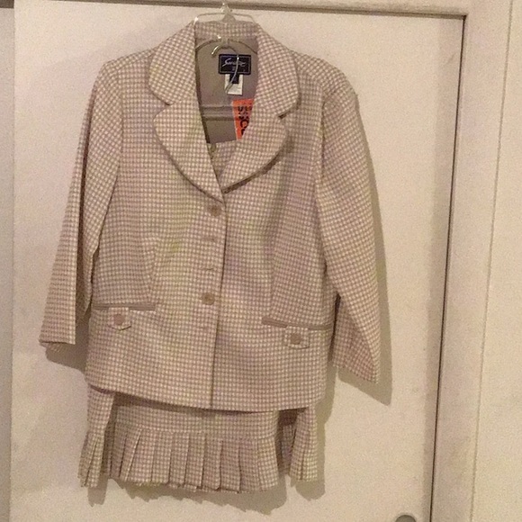 Women skirts suits pants suits. sizes 10 and 12. - Picture 3 of 3